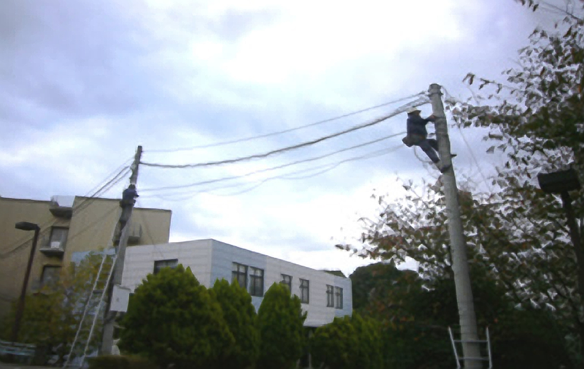 大型公共施設の監視カメラの遠隔操作設置事例「電柱間の架空配線工事」